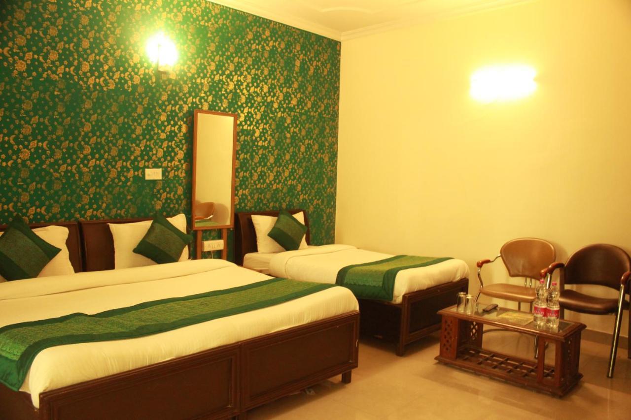 Hotel Smart Plaza New Delhi Exterior photo
