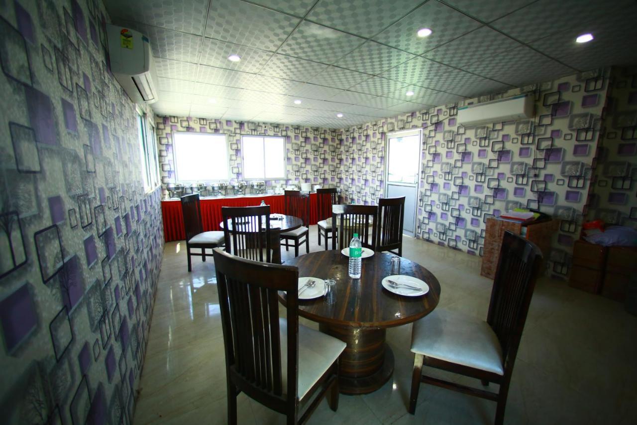 Hotel Smart Plaza New Delhi Exterior photo