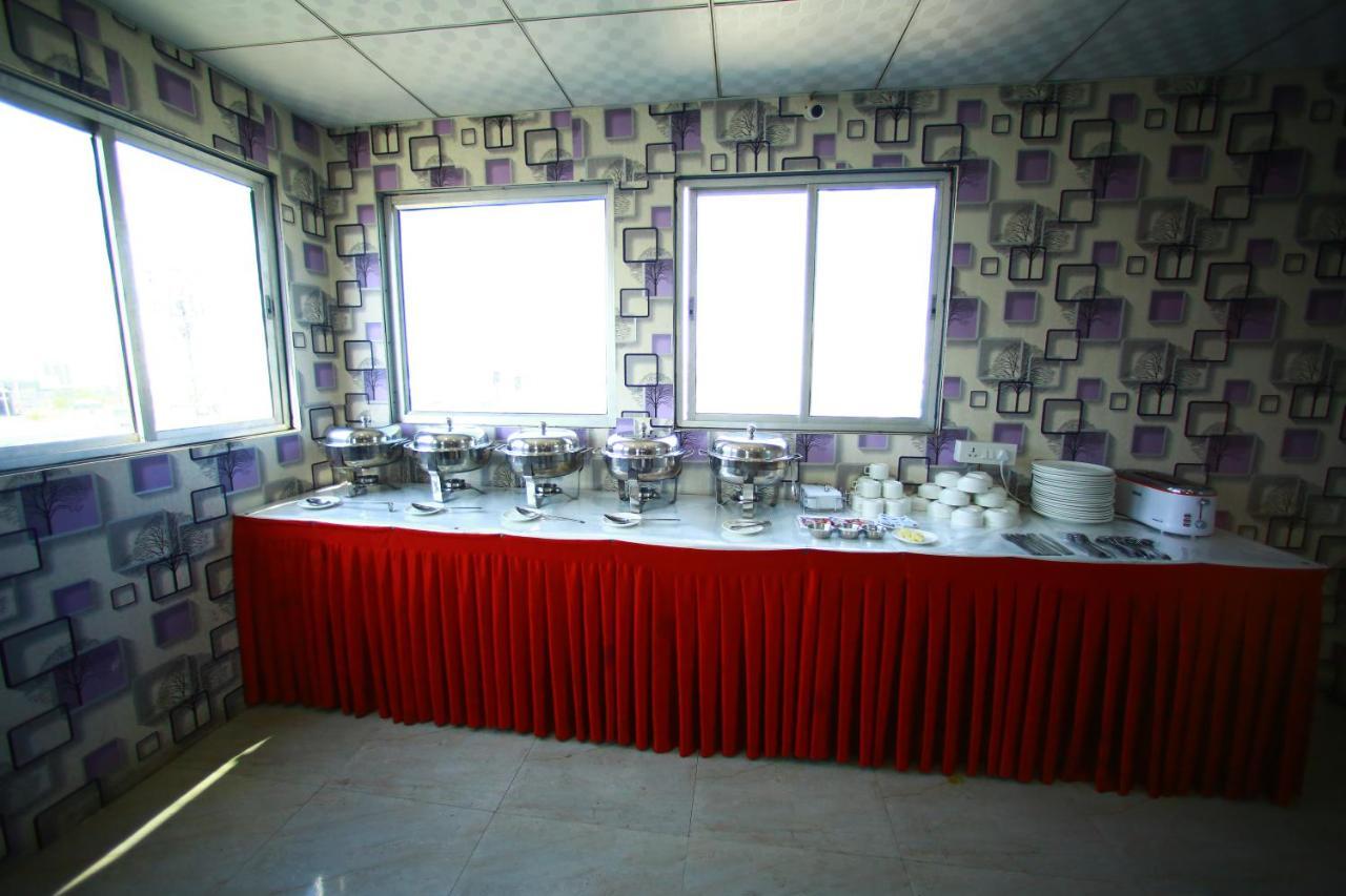 Hotel Smart Plaza New Delhi Exterior photo